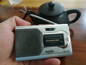 袖珍收音机，迷你收音机，口袋收音机（型号BC-R22），便携式迷你收音机，正常使用，7号电池供电。电池为试机使用，出售不含电池。看清下单，不退！