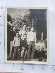 60年代一家人佩戴毛主席像章合影照片(昆明纺织厂张翠凤相册)