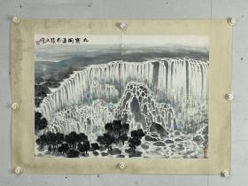 张文俊 一九一九年生。山东人。擅国画。1947年毕业于杭州国立艺专。江苏省国画院创始人之一，90岁的张老是金陵画派第一代中依然健在的最后一位大师。中国美协会员，曾历任江苏文联常委，历任南京文工团美术组长，江苏省美术工厂厂长，江苏美术工作室副主任，江苏省美术馆艺术顾问，南京艺术学院教授，江苏省书法印章研究会副会长，江苏省文德山水画研究会名誉会长，中国美术家协会江苏分会副主席。