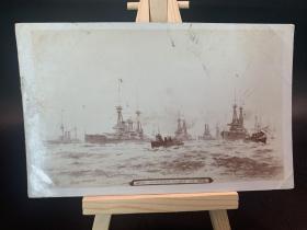 英国1910年无畏号战列舰检阅照实寄明信片。

1910年9月8日实寄，背面右上角是爱德华七世（当时已逝世4个月）邮票。

图里的军舰有著名的无畏号战列舰，是英国皇家海军的一艘具有划时代设计的战列舰。
