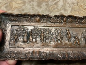 精品，英国19世纪古董书房铜镀银文具9件套，最大尺寸笔架长25 ，书报夹高14 ，墨水瓶托盘宽13，总重4.5斤。高浮雕工艺，众多人物刻画精巧，细节非常丰富。包浆浑厚，品相完美，带像框角原装钉，英伦风书房重器。