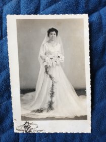 老照片：披婚纱的女人，南昌工农兵服务大楼
