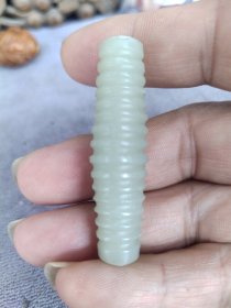 清代和田玉青白玉旋纹勒子一个，有4处小重皮不透，余完整。