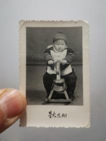一张80年代老照片：小朋友骑木马