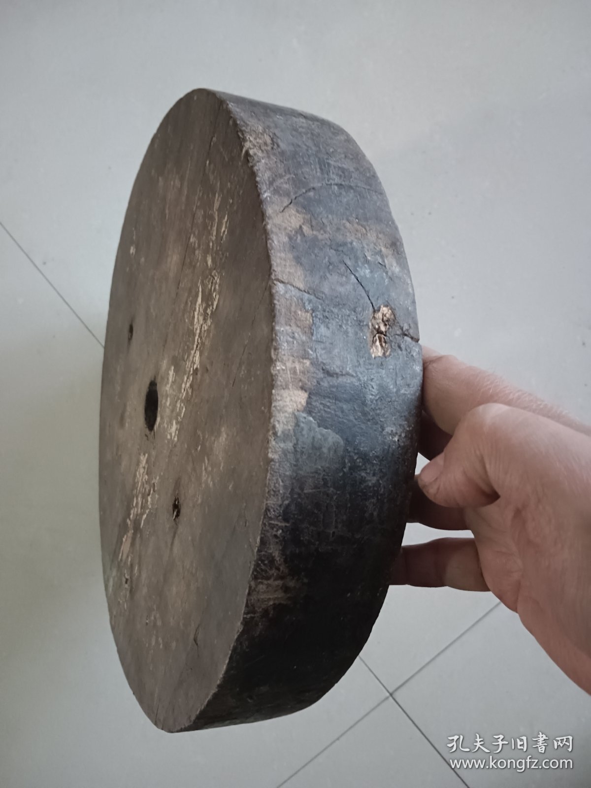 老圆形木头 可当茶座 摆件座 直径30厚度5.7 重1.5公斤左右 背面有榫卯固定 中心有孔