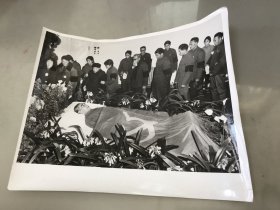 1976年新华社记者摄 首都群众代表向周恩来同志的遗体告别【黑白老照片大照片，带编号第0033号，25.3X20.6公分】包快递