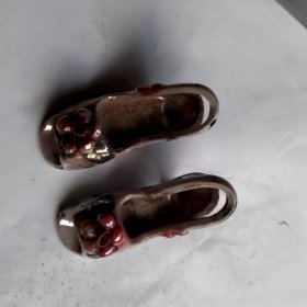 瓷器小高跟鞋一双