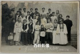 【老照片】（锦州）第三航空学校1961年文艺队合影— 校简史：学校前身是“中国人民解放军第一驱逐机学校”，1949年12月改名为“中国人民解放军第三航空学校”，1976年改名为“空军第三航空学校”，1986年改名为“空军第三飞行学院”。照片很有特色～