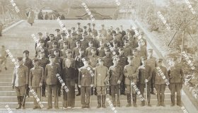 抗战时期 日本庙宇建筑门前石阶上日本陆军将领一众60人合影照 原版老照片一张（尺寸∶12*16.5cm）