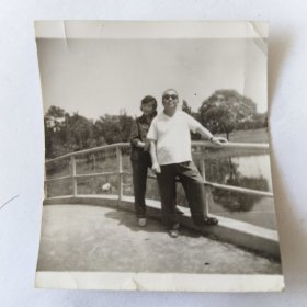 父女俩在栏杆旁合影留念照片。