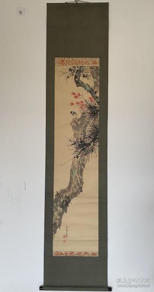 设色老画一幅，红叶松针，鸟鸣山幽。挂书房里不错哦。