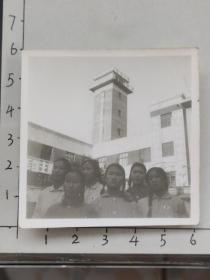 60年代女中学生佩戴毛主席像章教学楼下合影照片有字“……主席……”(昆明女子中学杨振芳相/册)