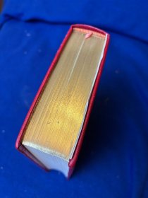 1975年法文版精品红宝书《毛主席语录》：500幅插图，中法双语，防伪水印，书顶刷金，压花皮革装帧，高档手工纸，品好，带出版社书目介绍页