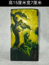 X珍藏田黄绿乌8×15印章，采用原石雕刻，雕刻精美，入刀深邃，石质坚硬 油润，手感圆滑。尺寸细节如图，重2.54公斤