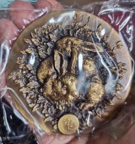生肖大铜章，上海造币厂朱熙华，2011年兔年，黄铜直径80毫米，铸造5000枚。
