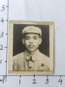 中国人民解放军着50式军装佩戴一枚勋章照片(中央燃料工业部华东电业管理局修建工程局职工家庭相册)