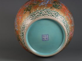 清乾隆年制金地粉彩百龙纹兽耳尊