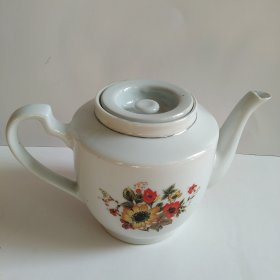 景德镇钻石底款老茶壶一把，粉彩花卉图案很漂亮，保存完好。