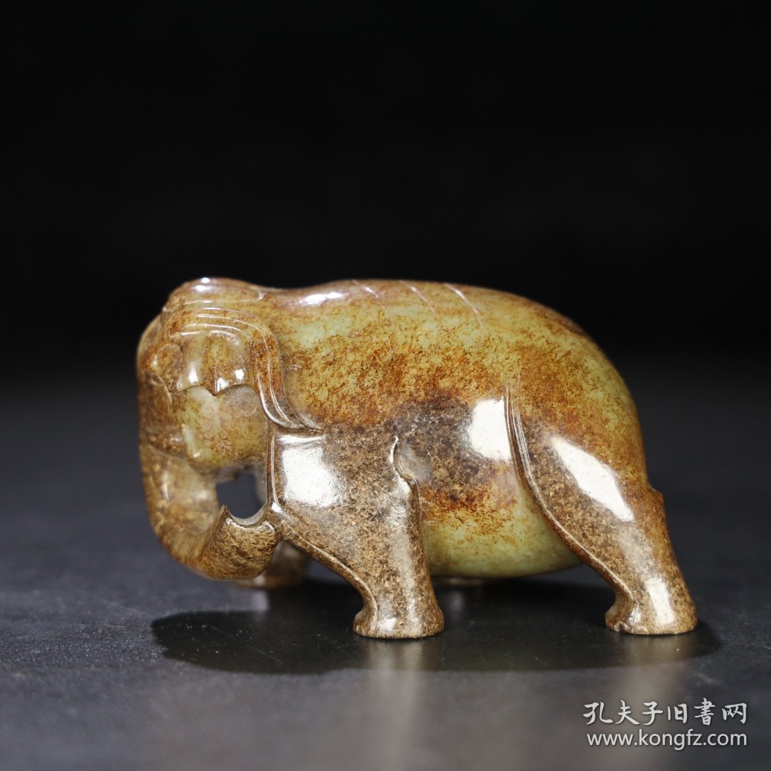 旧藏 和田玉象，玉质细腻油润，包浆老道，尺寸 长 9.6厘米，宽 5.5厘米，高 5.8厘米，重 435.5克
