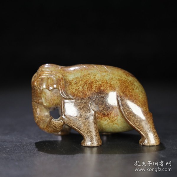 旧藏 和田玉象，玉质细腻油润，包浆老道，尺寸 长 9.6厘米，宽 5.5厘米，高 5.8厘米，重 435.5克