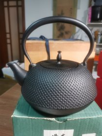 南部铁器茶壶泡瓶一只，日本购回，全新未使用品，壶身有款，盖子内部有一个纪念款，壶的口径9肚径19壶身高10总高20厘米，重2024克，有原装盒子和陶历，看好拍不讲价不退换。