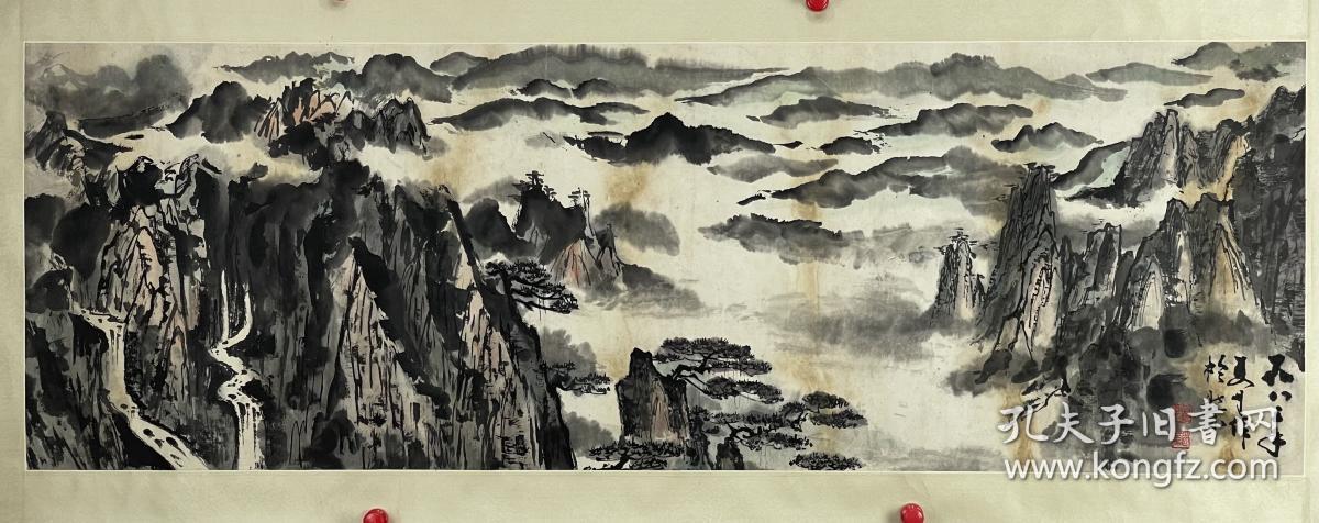 李国华  尺寸  138/47  镜片 
1923年9月生，广东南海人。擅长中国画。1936年考入广州市立美术学校中国画系，受教于黎雄才、叶永青、苏卧农、黄少强等岭南诸家，同时在李凤公主办的丽泽国画院学习传统技法。1982年2月调入广东画院任专业画家，1988年6月被评为二级美术师，1992年退休。现为中国美协会员、广东省美协会员.