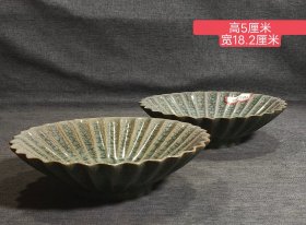 旧藏 宋官窑··青釉·冰裂开片支钉烧刻饰菊瓣口赏盘（笔洗）一对，包浆醇厚，开片自然浆体环绕，美品，值得收藏