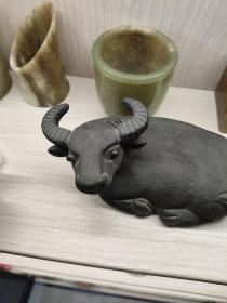 紫砂卧牛，尺寸以图片为准。造型生动，雕塑精美