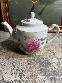 70年代，牡丹花茶壶一把，裂
