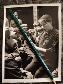 1973年照片，四川省大邑县，阶级教育展览馆，被地主刘文彩迫害过的冷月英大娘，为解放军干部战士讲述血泪史
