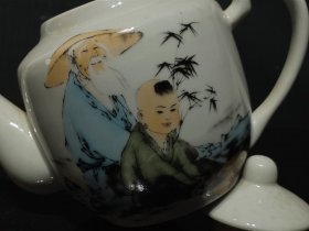 民国时期粉彩人物茶壶，器型漂亮，画工精湛，磨损自然，保存完整，品相如图！