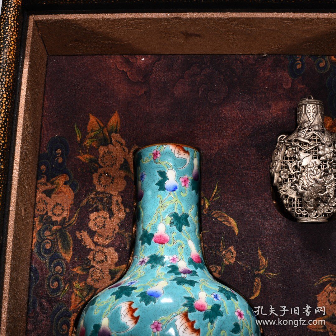 清乾隆珊瑚绿地珐琅彩福寿天球瓶 盒高27.5厘米 宽27厘米 瓶高19厘米 宽12厘米