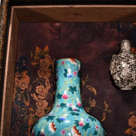 清乾隆珊瑚绿地珐琅彩福寿天球瓶 盒高27.5厘米 宽27厘米 瓶高19厘米 宽12厘米