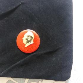 毛主席像章，革命委员会好 背面  热烈欢呼全国山河一片红1968.9.5  照相反光 深浅不一请结合各角度照片综合看图