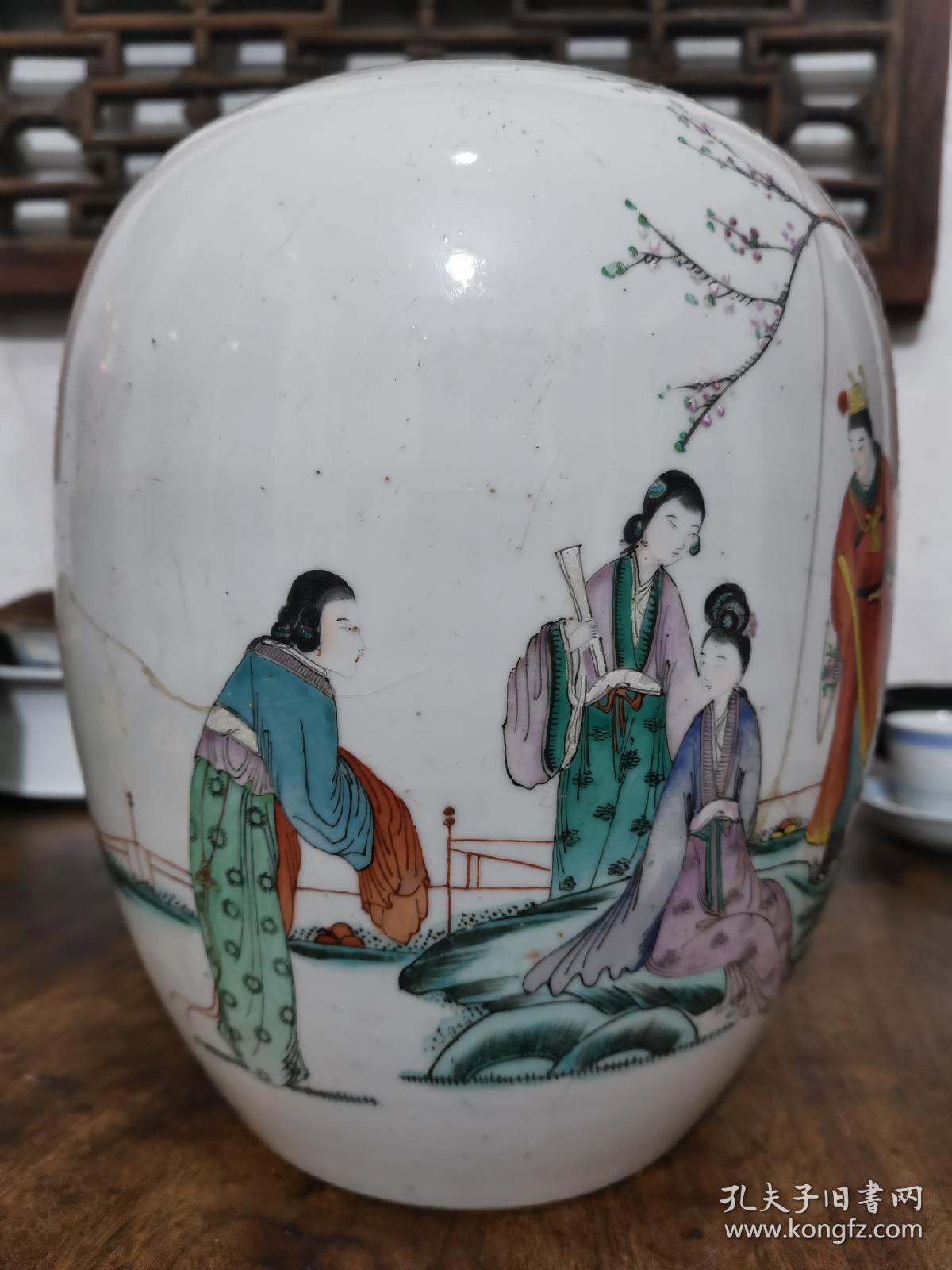 民国红楼梦人物粉彩冬瓜罐，1200元，绘有贾宝玉和林黛玉等人，诗题：十年未醒红楼梦，续结三生石上缘。仿六如人之意，书于珠山客次，江西胡子林作。此罐对于研究红学是一件很好的标本。品相如图，有冲线，保真包老。