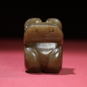 旧藏和田玉商周时期熟坑猪龙把件