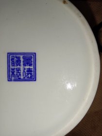 景德镇制:陶瓷青花开光 …花开富贵茶壶(壶底面印有景德镇制印章，详看如图 下单慎重介意勿拍)具有 收藏实用价值。