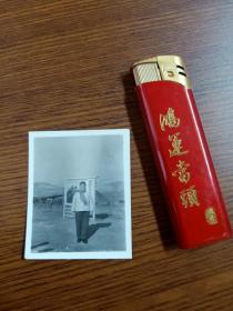 【老照片】    70年代初， 一位美女在宣传画前面的照片一张 背字：20  于双市东井  一九七二年二月