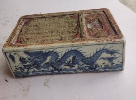 【明代瓷砚】金榜题名、状元及弟瓷砚，大明萬曆年製款青花龍纹圖 金榜题名 状元及第 字瓷砚台，一流品相，保老保真保到代，珍贵的大开門明代万历年制瓷砚珍品。尺寸：长17.5㎝，宽10cm，高6cm。珍品。保真保老保到代，赠送给考上大学的学子是最佳礼物，是永久可升值的财富！