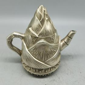 铜鎏银竹笋壶，形制端正，通体光素，色泽雅致