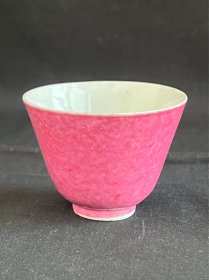 一见醉倾城：清民时期胭脂红釉茗杯精品一只：（胭脂红釉）因其独特工艺和色调成为自古以来单色釉品类中最引人注目的一抹遐想存在。此物敞口，微弧壁，矮圈足，形制娇小，胎体玲珑，内部足底白釉，外壁则呈现以吹釉施染、颗粒质感起伏状的胭脂紫红彩，秀丽生辉，格外雅致。娇香淡染胭脂雪，锦映玲珑案盈然。