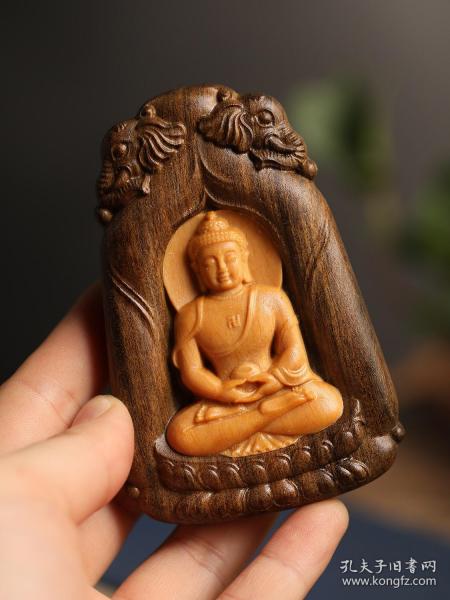 【品名】 大日如来
【材质】 沉香
【尺寸】 6x9×1.8cm
【寓意】  大日如来佛，又名毗卢遮那佛，是佛的三身中的法身佛，是密宗最无上崇高的佛，是一切佛法的根本