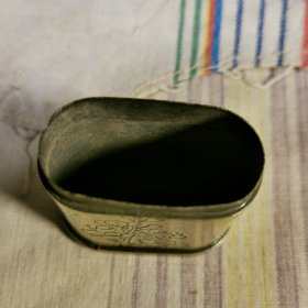清代时期白铜放大烟膏铜盒一个，雕工精美细致造型独特优美，包浆浓厚十足，皮壳一流完美，品相尺寸实拍实物，大开门的老物件。