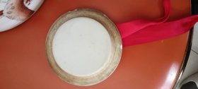 手绘粉彩松鹤大提梁壶，口径11cm，底径18cm，高22.5cm，壶盖有小磕，壶嘴边缘有小飞皮。
