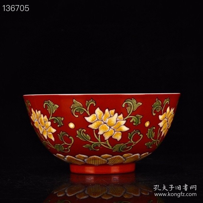 清康熙红底珐琅彩花卉纹碗