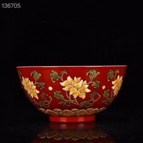 清康熙红底珐琅彩花卉纹碗