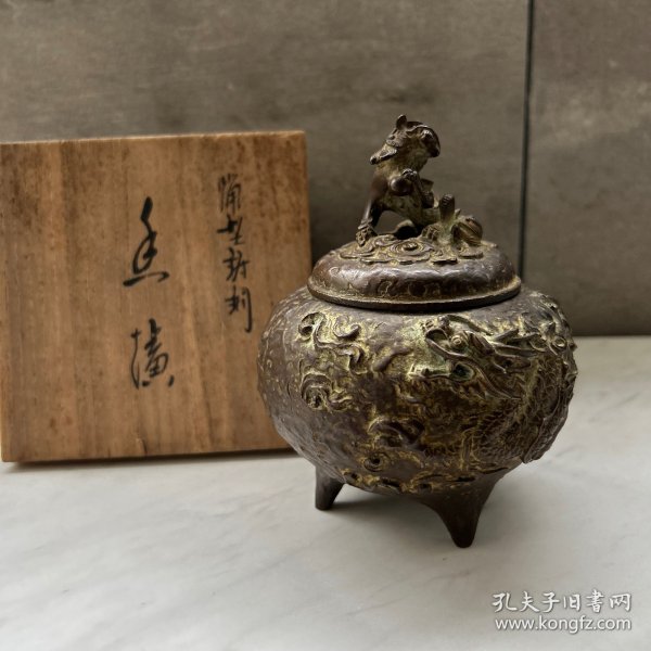 日本原盒老斑铜龙纹狮摘香炉，香薰炉。
三好三治作 名家作品，失蜡型铸造法，高浮雕 做工精细，塑形精美 ，底有刻款在铭，三足鼎立，飞龙在天，栩栩如生。
该炉器型端庄，造型工整，细腻，皮壳老辣，整体品相优秀，精工，老货，古朴，是三好三治少见之佳作。全新老货，少见带原盒无使用痕迹。重量888克，口径7cm左右，肚径11cm，高14cm