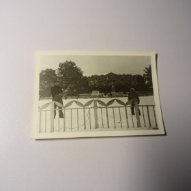 老照片–父子二人在公园草坪内留影（地上铺满了白雪）