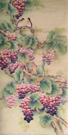 花鸟画，葡萄，工笔画法，真人真迹纯手绘作品，假一赔万，终身保真，您放心入手，陕西省美协张妮老师原创大作，实际画的比照片拍出来要漂亮的多，葡萄的刻画入木三分，画的非常细，葡萄，水滴很有意境，写意画看整个构图，非常棒。尺寸1.4米×70公分，四尺整张的，家里客厅，沙发背景墙，卧室，书房，玄关，茶室，办公室，大厅都可悬挂，朋友结婚，新房乔迁，家有喜事，过节送礼再好不过了，葡萄寓意多子多福，富贵满堂。