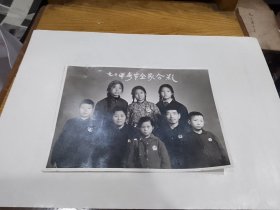 大幅戴像章的全家合影照